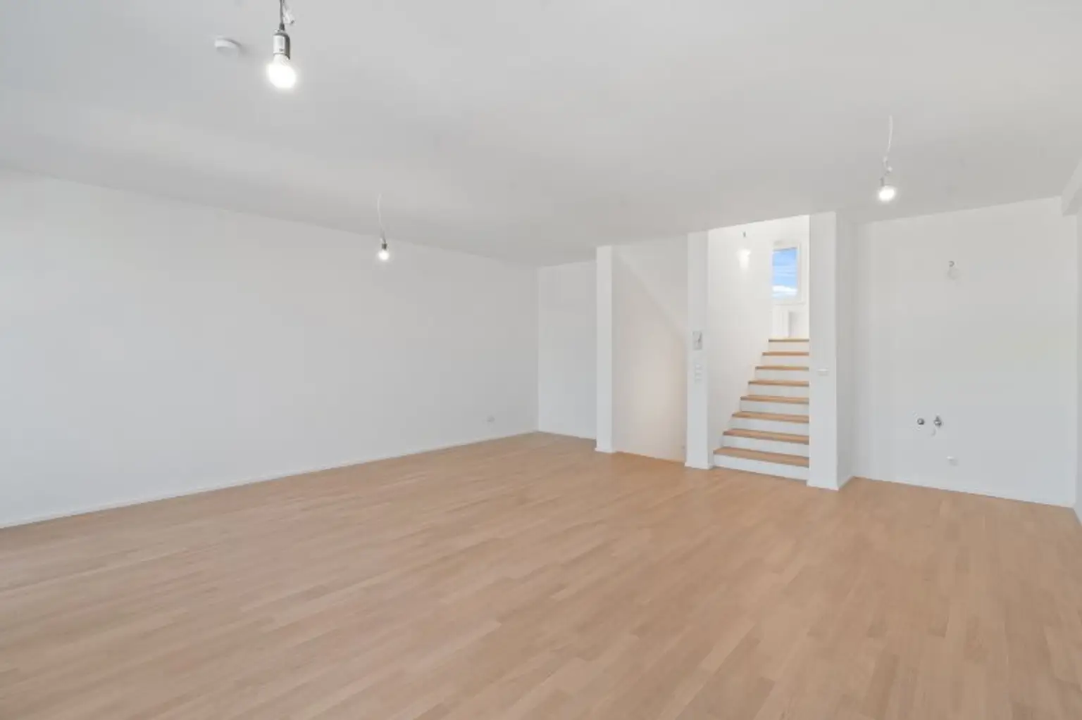 Generalsanierte Eigentumswohnung auf drei Ebenen mit zwei Terrassen - Gegenüber Sofiensäle