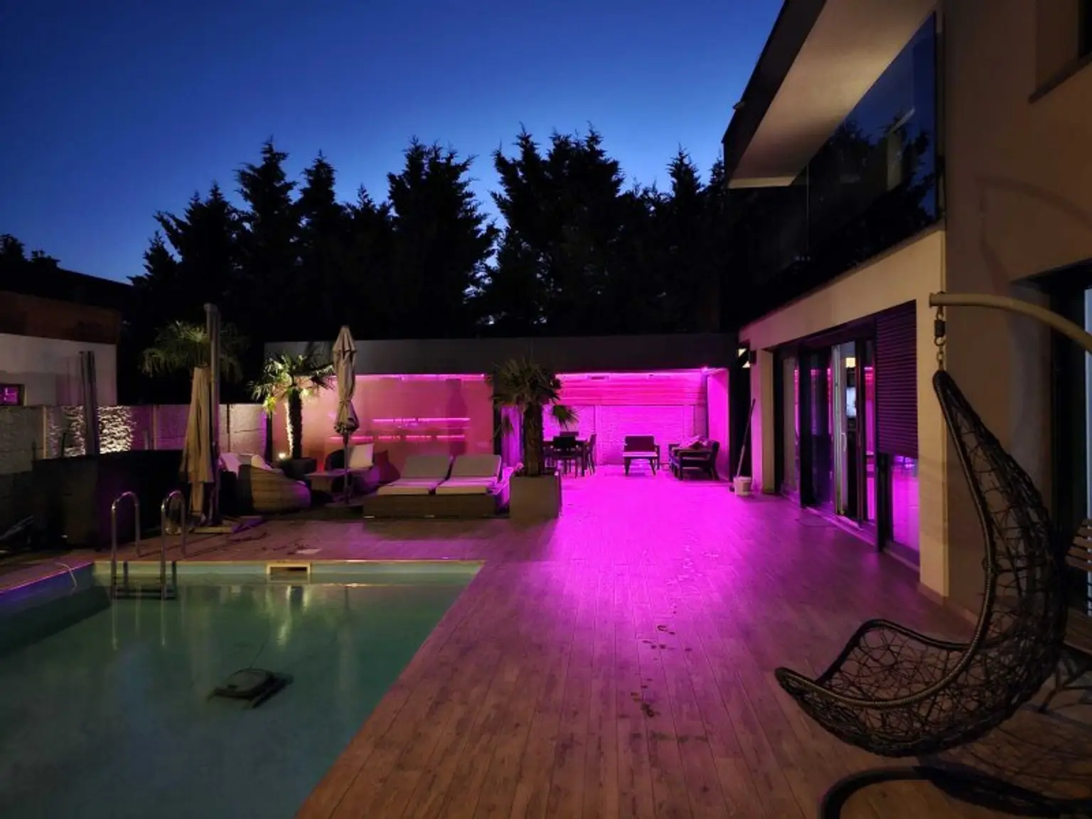 Traumhaft LUXURIÖS AUSGESSTATTETES SMART EFH in Leopoldsdorf: Wfl. 196m², 6 Zimmer, Balkon & Terrasse! + PHOTOVOLTAIK ANLAGE mit STROMSPEICHER + beheizter POOL  + GARAGE + GRILLPLATZ +