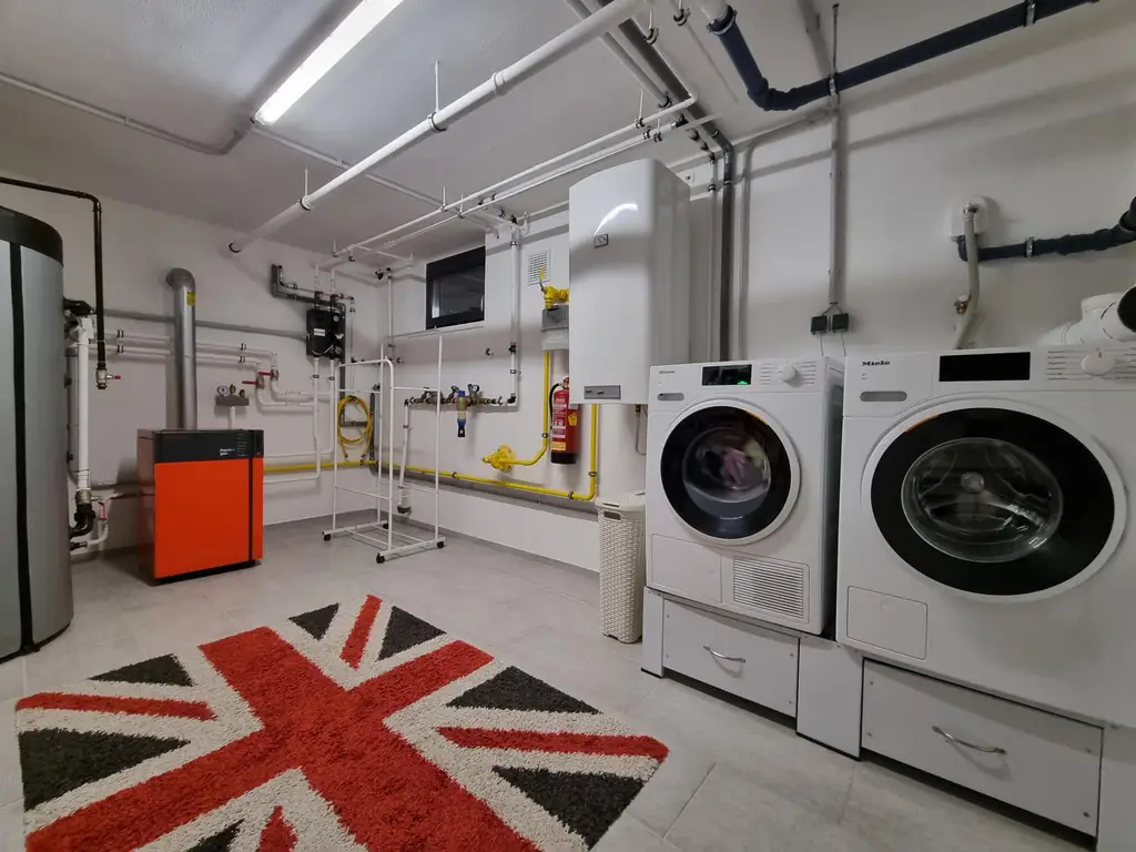 LIEBEVOLLER BUNGALOW MIT GEPFLEGTEM GARTEN IN TRAUMHAFTER RUHELAGE