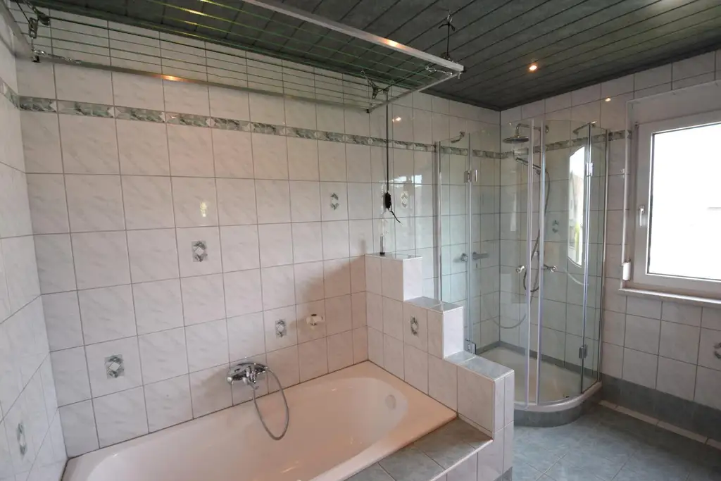 Platzwunder: Wohnung mit Eigengarten, 2 Parkplätzen, Keller & Dachboden