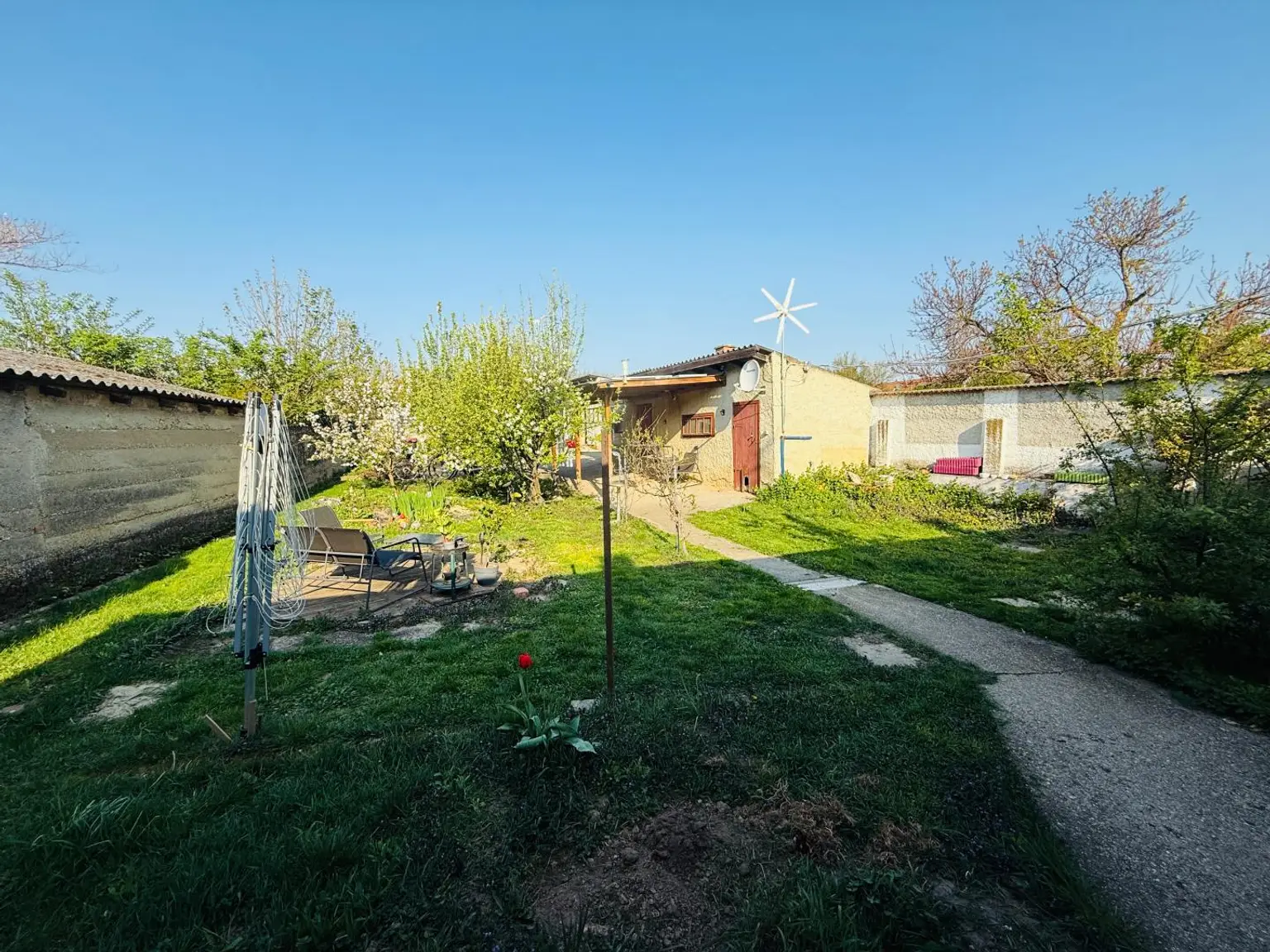 Blick Garten & Nebengebäude