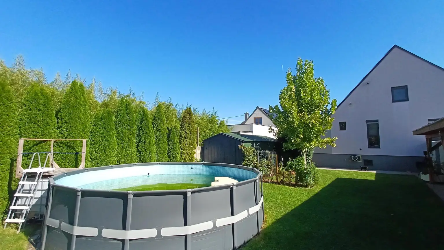 Vollkomfort Einfamilienhaus mit Pool, Sonnenterrasse und großem Garten