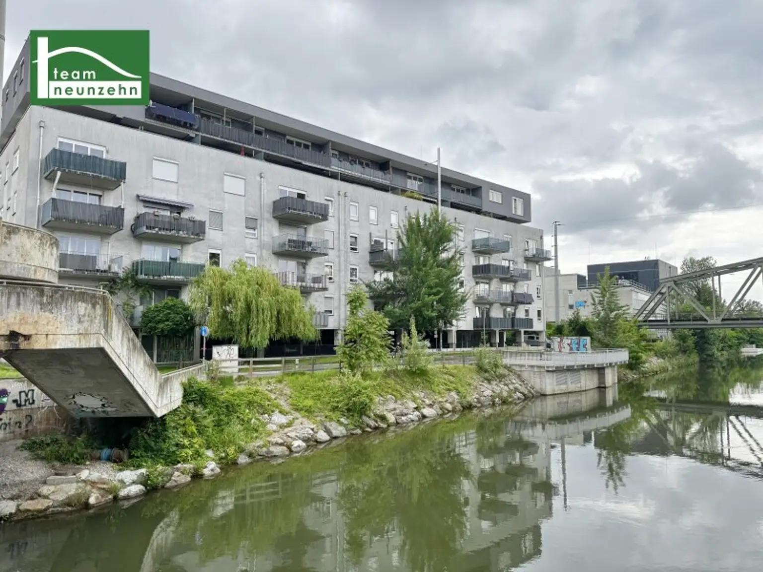 INVESTMENT-WOHNUNGSPAKET! ATTRAKTIVER PREIS! 8 WOHNUNGEN in gebrauchtem Neubauhaus! 4 Stellplätze inkludiert! - JETZT ZUSCHLAGEN