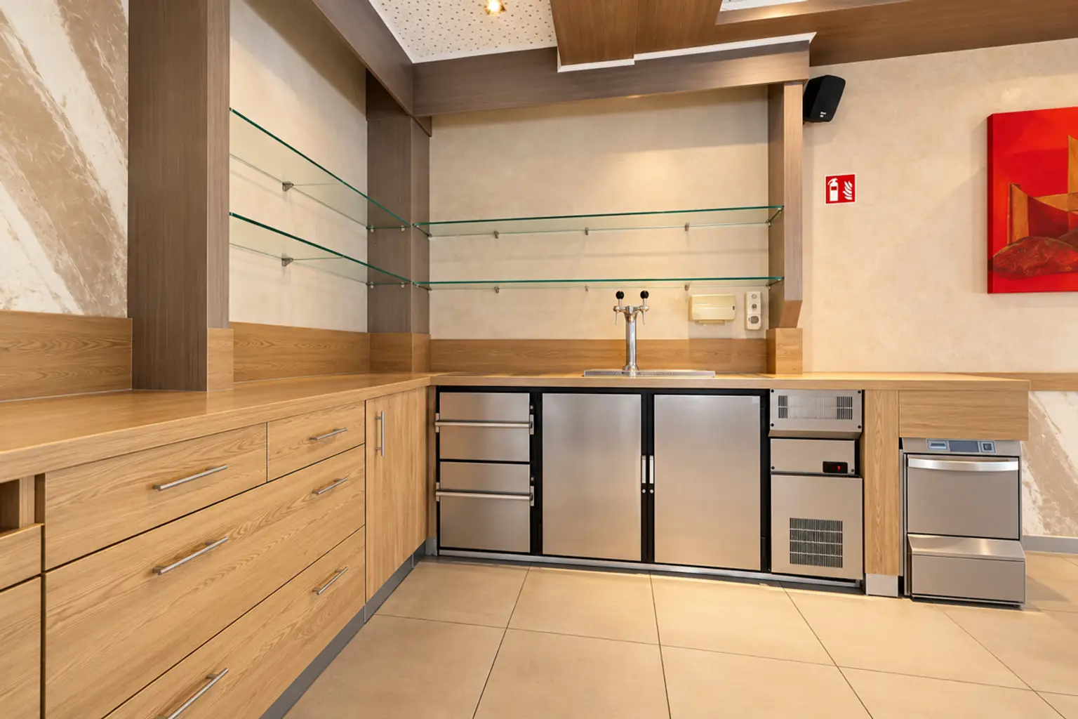 Moderner, leerer Barbereich mit Holzdetails