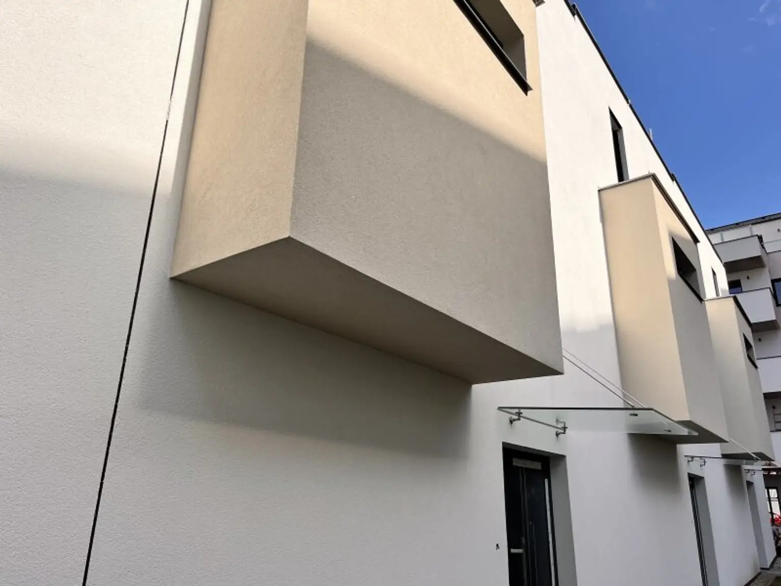 Erstbezug! Neubau-Reihenhaus mit Terrasse, Dachterrasse, Loggien & Garten (auch für Anleger)