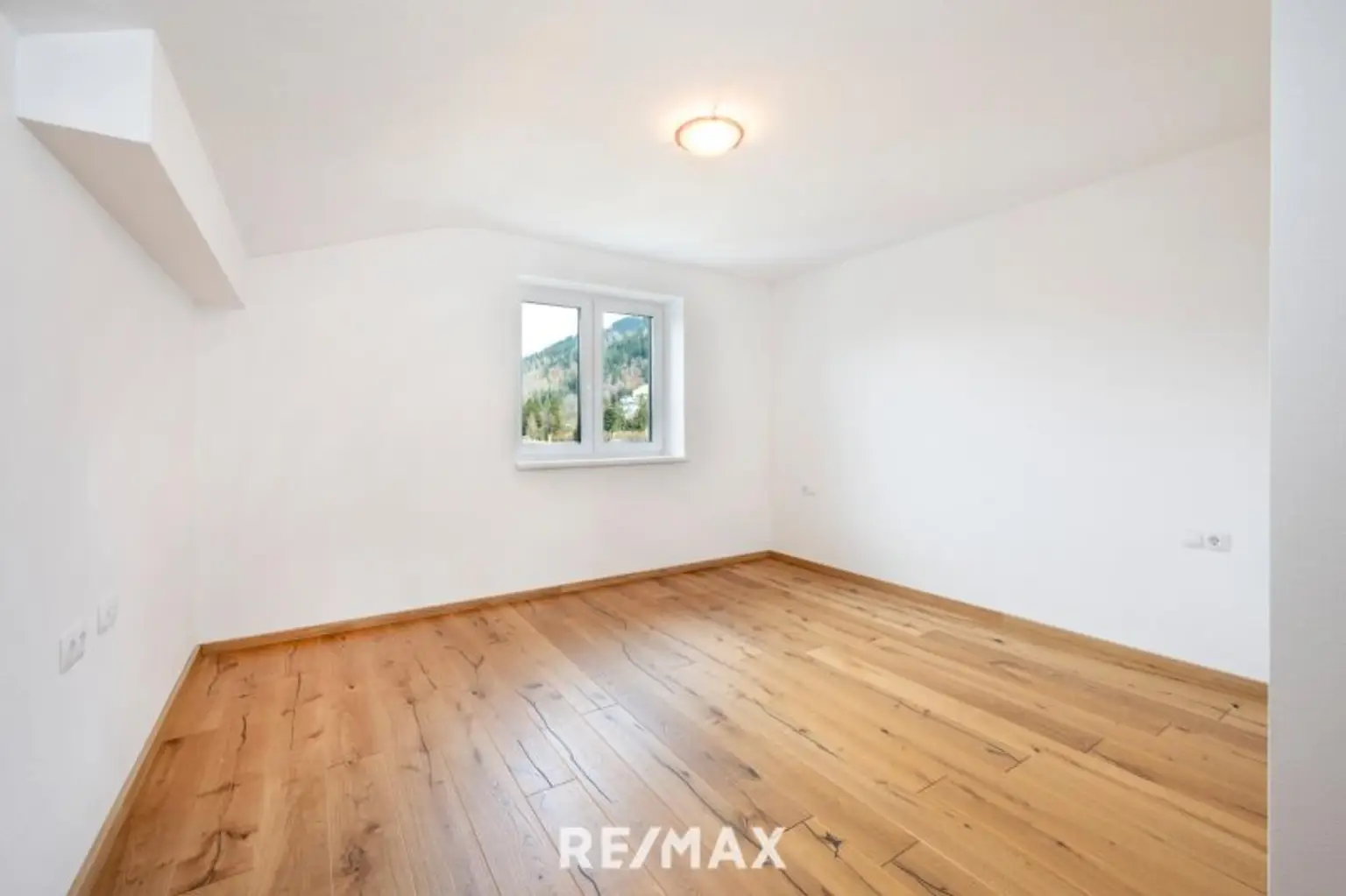 Zimmer mit Badezimmer