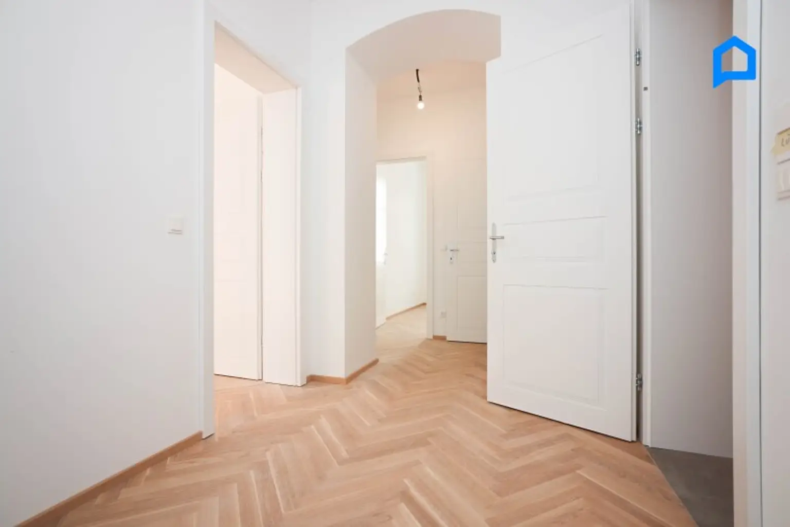 ERSTBEZUG, JETZT einziehen! Kernsanierter Albau mit modernster Ausstattung ab 41 m² -148m² Wohnfläche, 2-4 Zimmer plus Nebenräume, Etagen- und DG Wohnungen, Kurzzeitvermietung möglich !