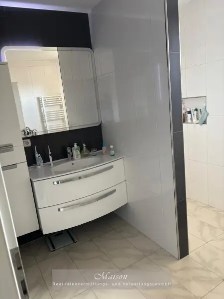 NEUWERTIGES EINFAMILIENHAUS AUF WUNDERSCHÖNEN GRUNDSTÜCK IN SONNIGER, RUHIGER SIEDLUNGSLAGE