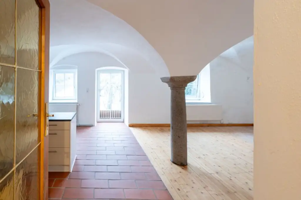 Bestandsfreies Mehrparteienhaus mit 5 Wohnungen + 1 Geschäftslokal in Toplage von Obernberg am Inn zu kaufen!