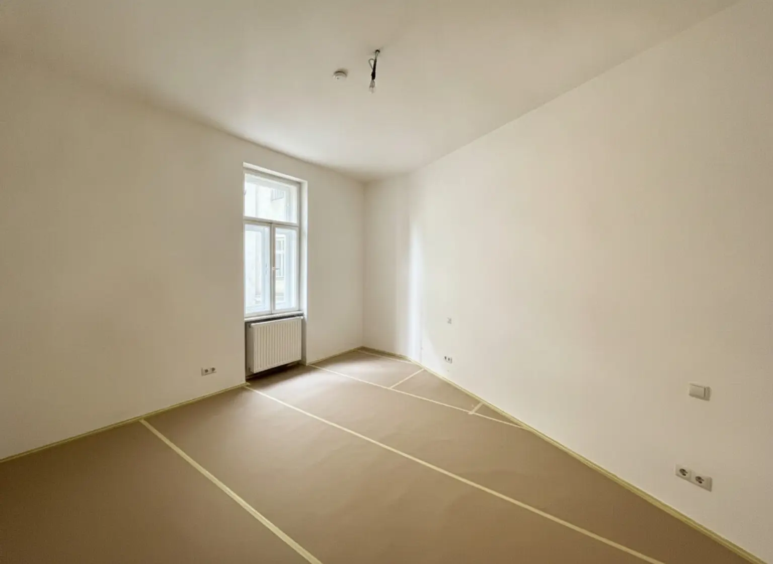UNBEFRISTET: Ansprechende 3-Zimmer-Altbauwohnung mit kleinem Balkon