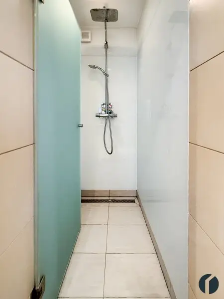 Dusche im Badezimmer