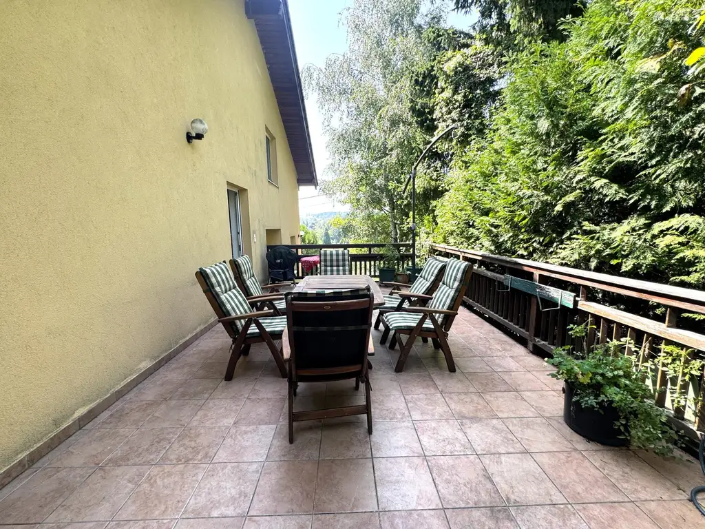 Großzügiges Einfamilienhaus mit Pool, Wintergarten und Doppelgarage mitten im Grünen!