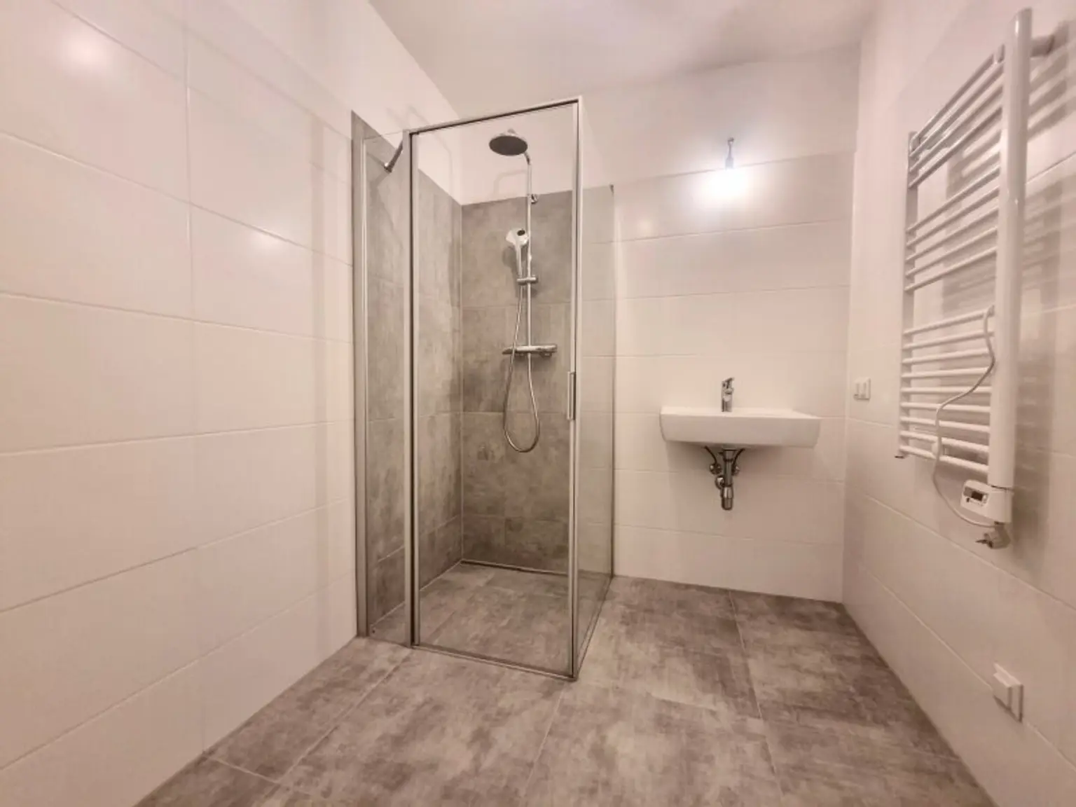 Provisionsfreie, klimatisierte Dachgeschosswohnung nahe der UNO-City – 2 Terrassen, Fitnessraum, PKW-Stellplatz – Erstbezug