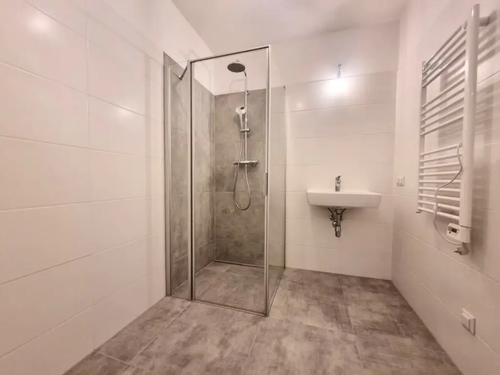 Provisionsfreie, klimatisierte Dachgeschosswohnung nahe der UNO-City – 2 Terrassen, Fitnessraum, PKW-Stellplatz – Erstbezug