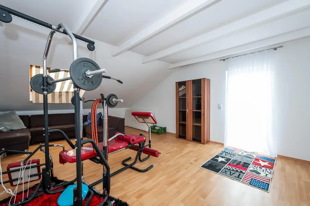 GARTENPARADIES für die ganze Familie mit Schwimmteich und 4 Garagen