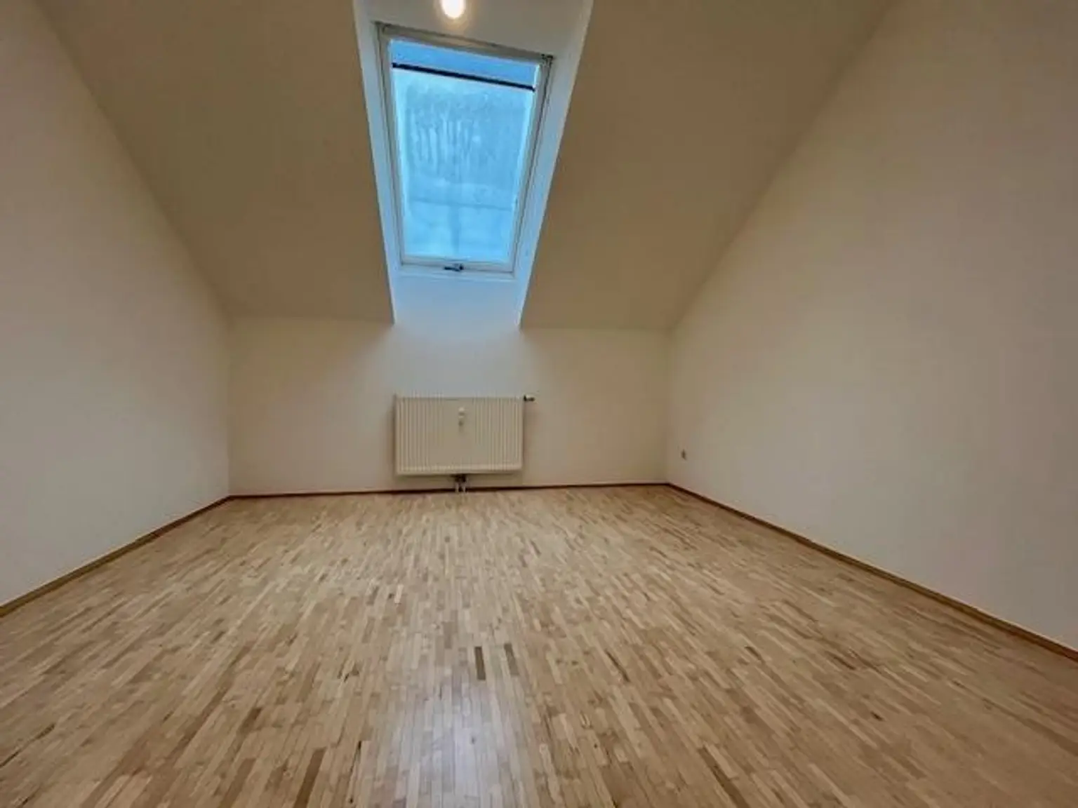 Schöne 2-Zimmer-Dachgeschoss-Wohnung mit Balkon und Parkplatz