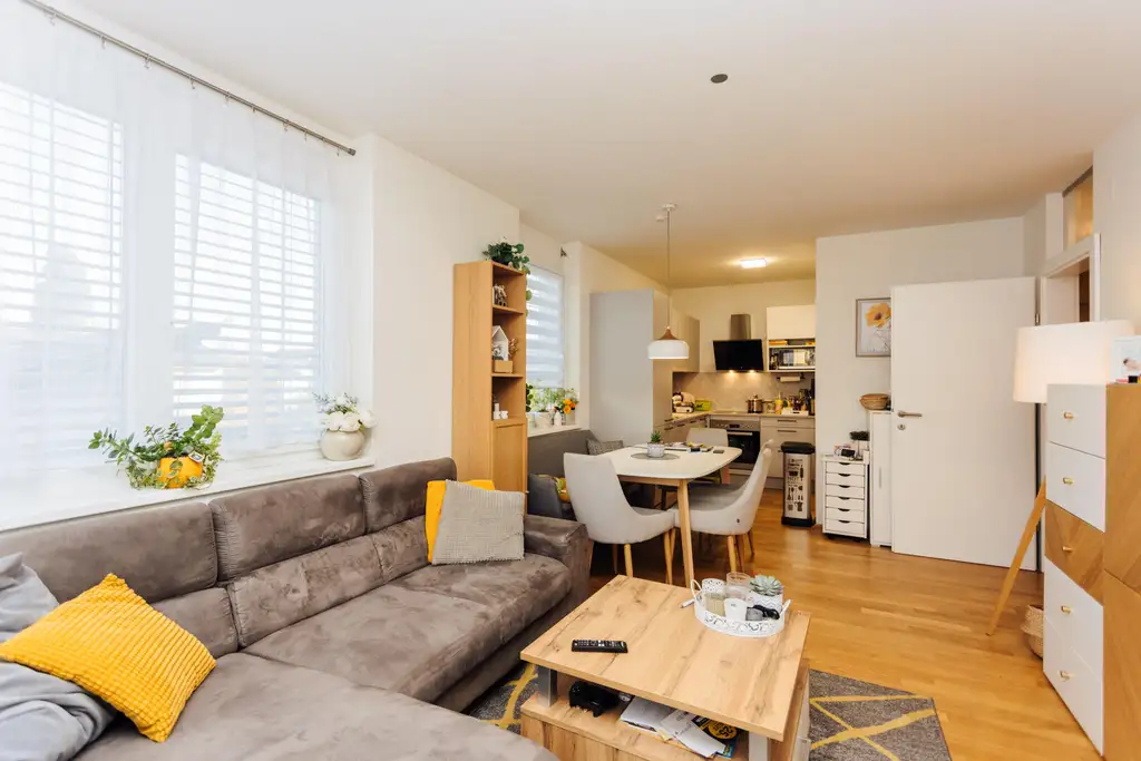 Moderne 2-Zimmer-Eigentumswohnung mit großem Balkon + Parkplatz + riesigem Kellerabteil