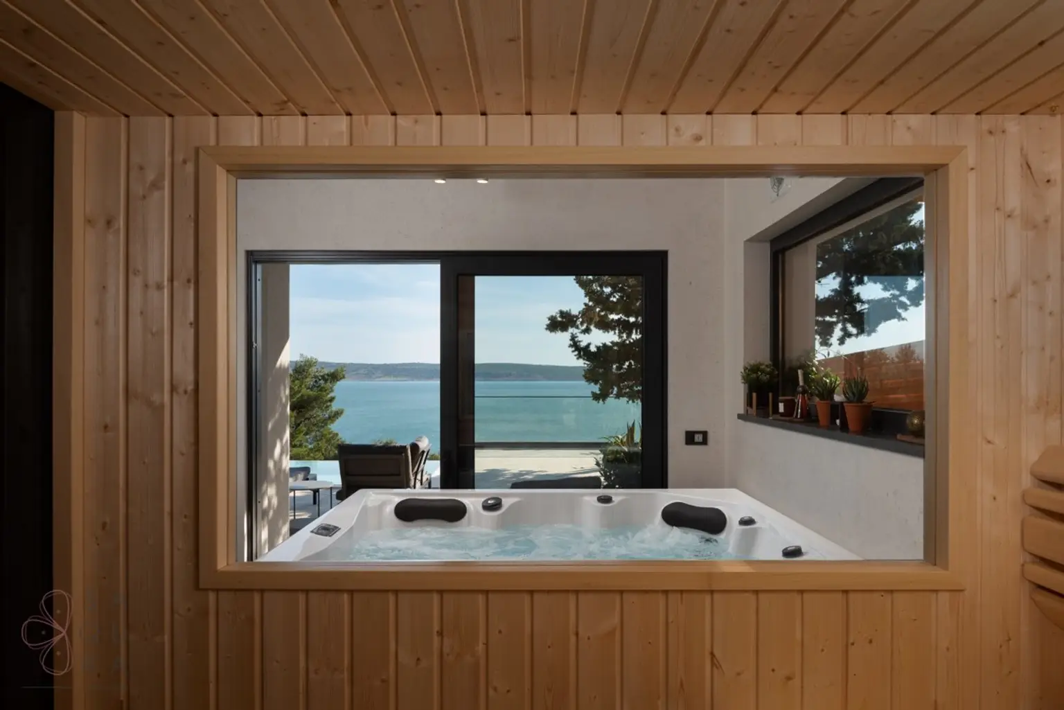 Exklusivität direkt am Meer – Moderne Luxusvilla bei Zadar mit 6 Suiten & Investmentpotenzial