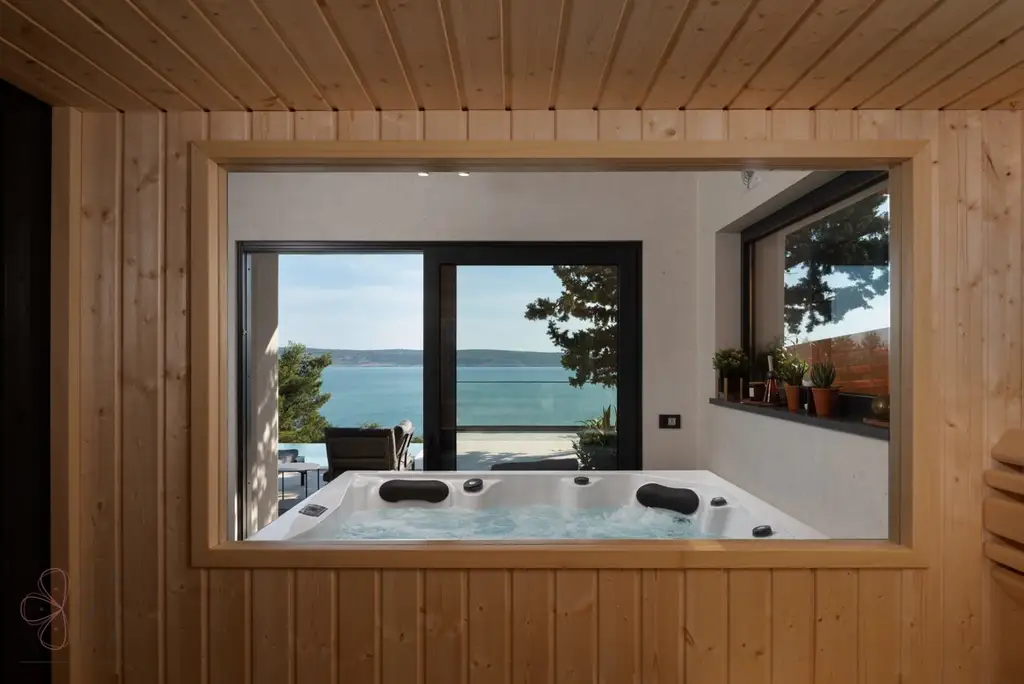 Exklusivität direkt am Meer – Moderne Luxusvilla bei Zadar mit 6 Suiten & Investmentpotenzial