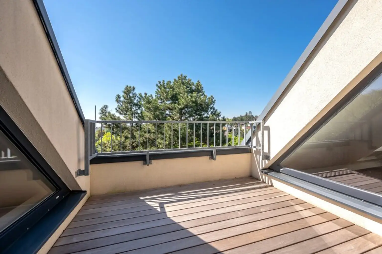 Panoramaliebling: Luxuriöse DG-Wohnung mit Dachterrasse und Fernblick