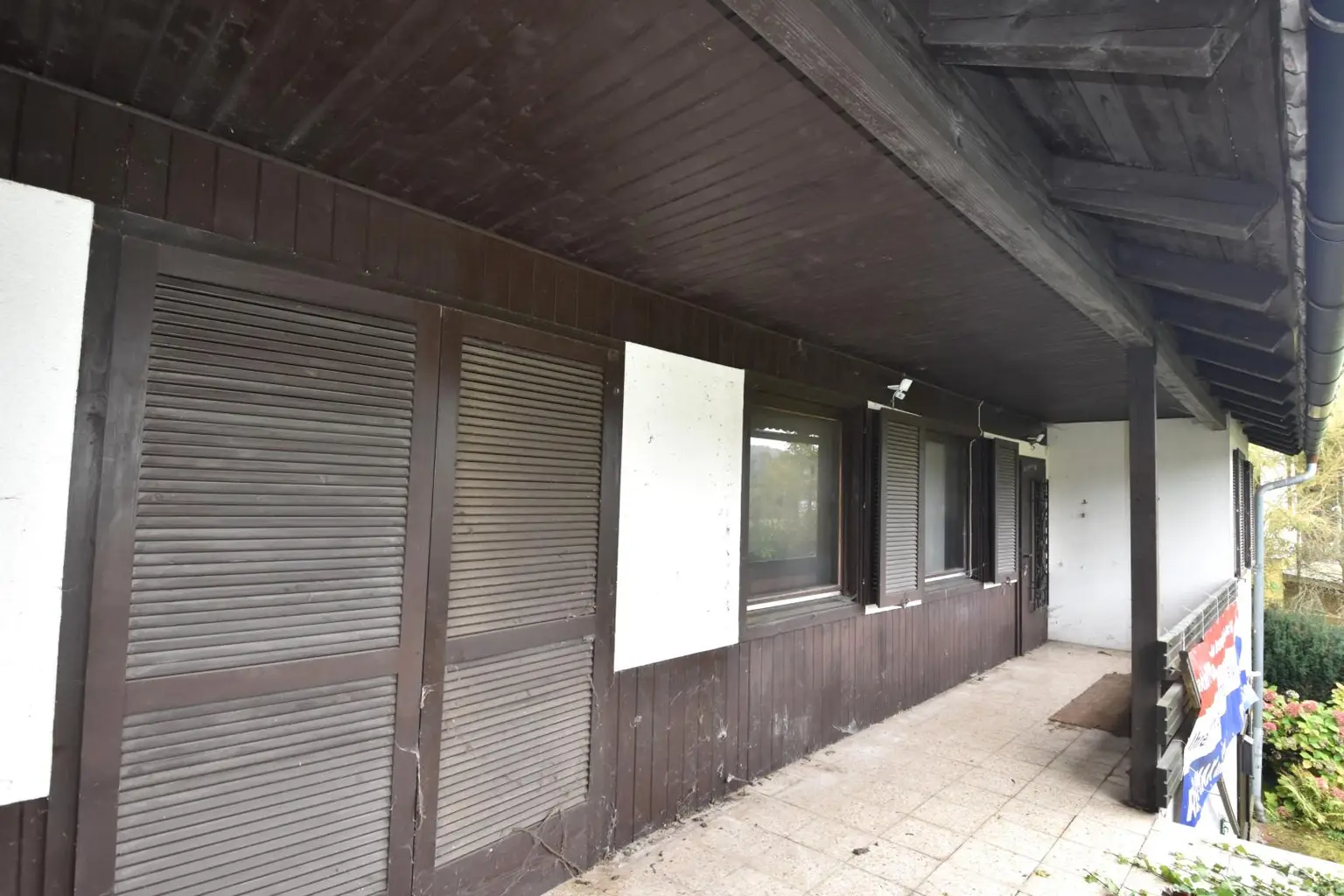 Grundstück mit Blick auf die Donau und sanierungsbedürftigem Bungalow