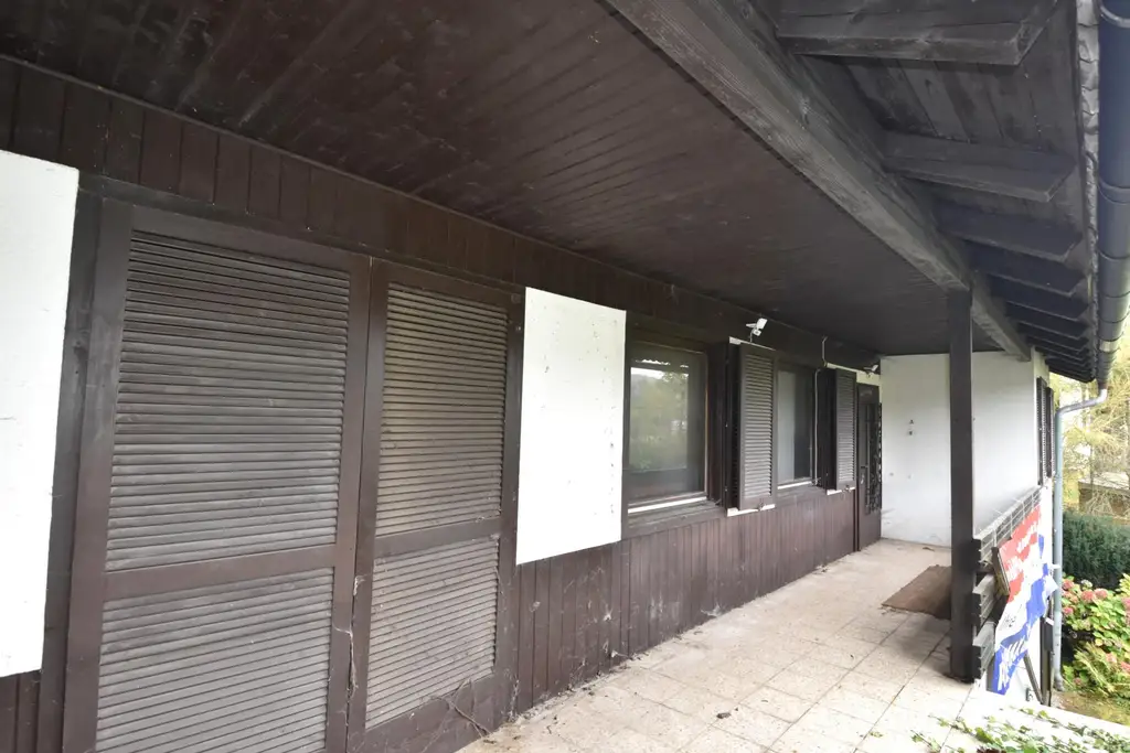 Grundstück mit Blick auf die Donau und sanierungsbedürftigem Bungalow