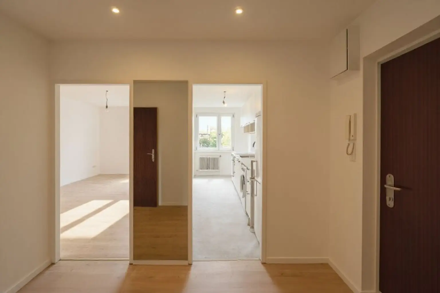 Vorraum Richtung Wohnraum (links) und Küche (rechts)