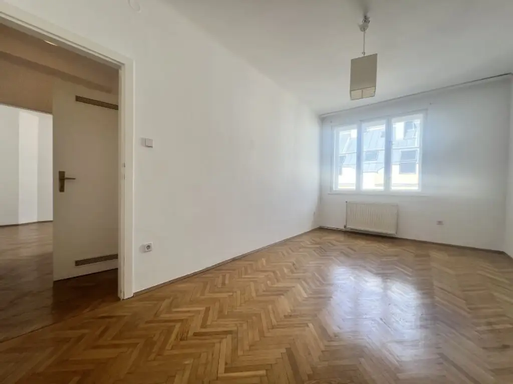 Wunderschöne 2 Zimmer Wohnung in ruhiger Seitenstraße zur Krottenbachstraße im 4. Liftstock