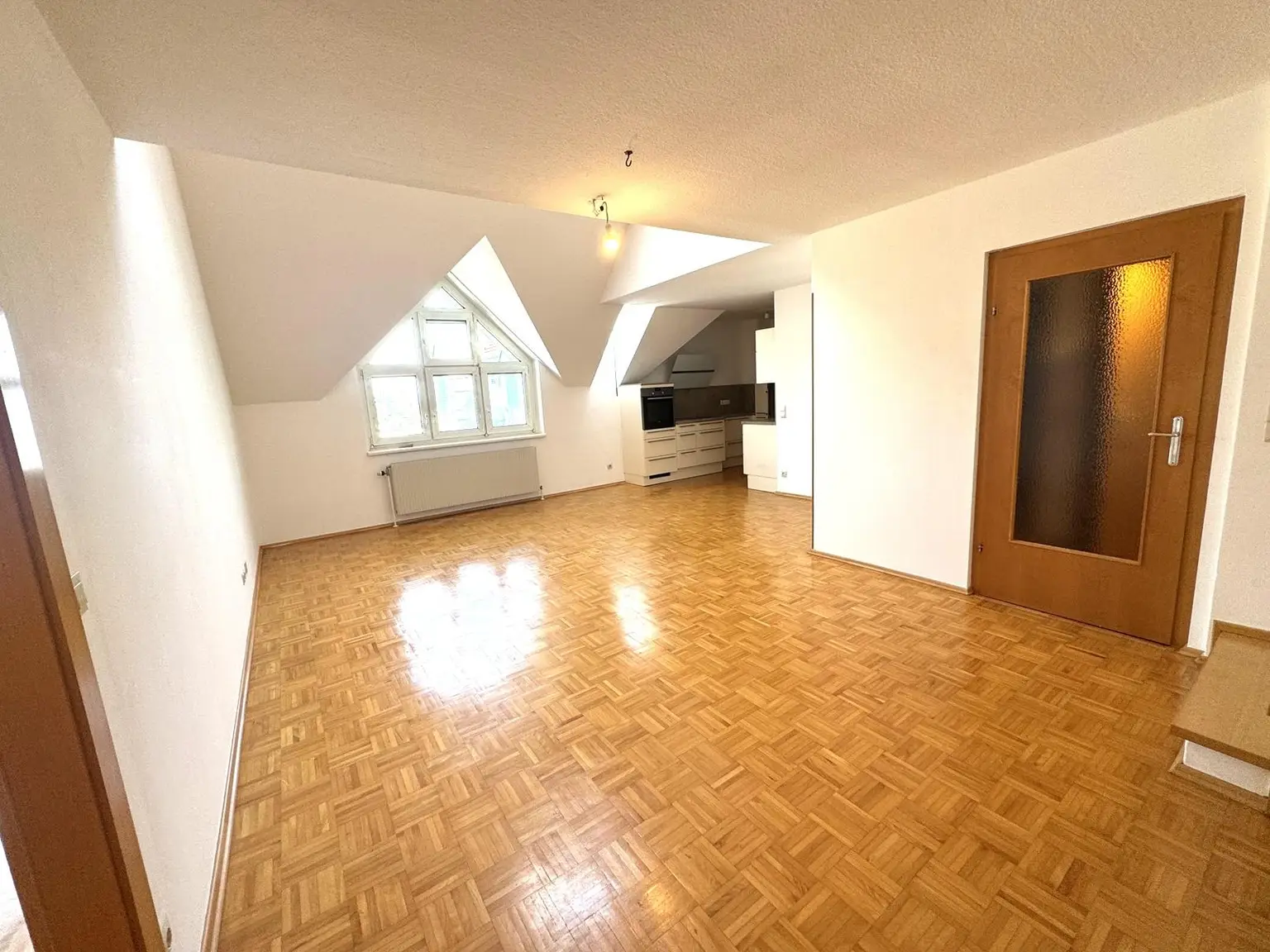 Tolle, offene 4 1/2 Zimmer Familien-Maisonette - 2 Garagenplätze bei der Fußgängerzone Mödling!