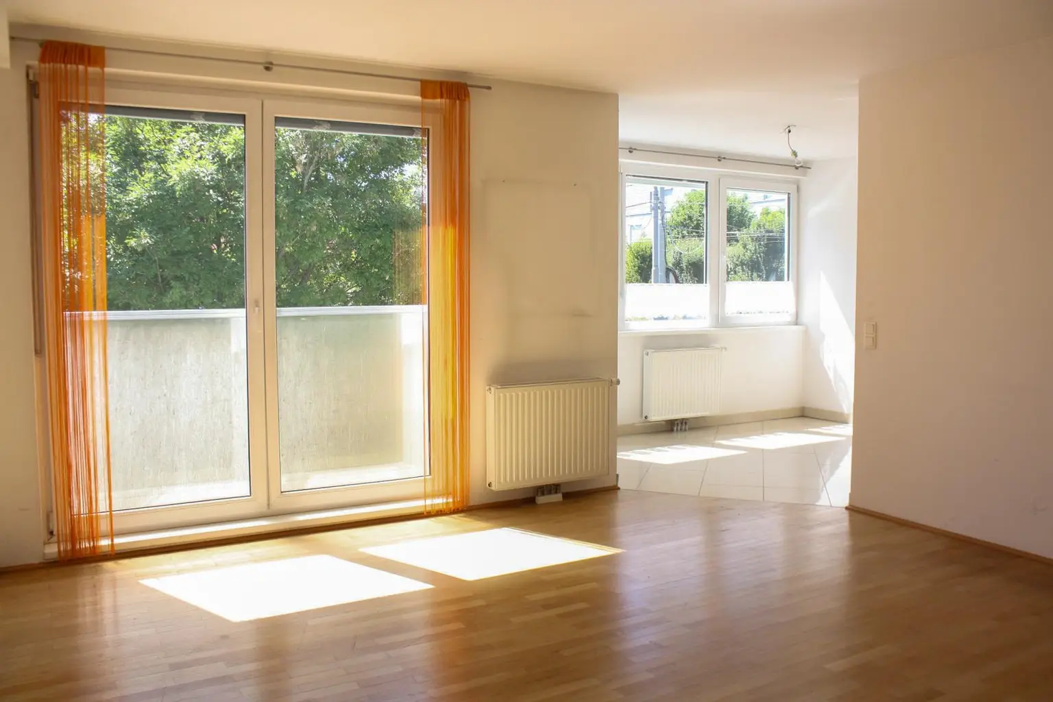 Wohnzimmer mit Blick in die Essecke