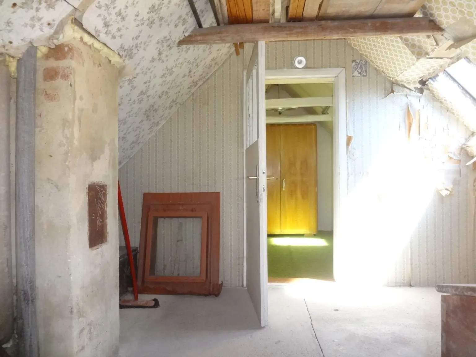 ÄLTERES HAUS - GROSSER GARTEN - SCHEUNE - SCHUPPEN - RUHELAGE