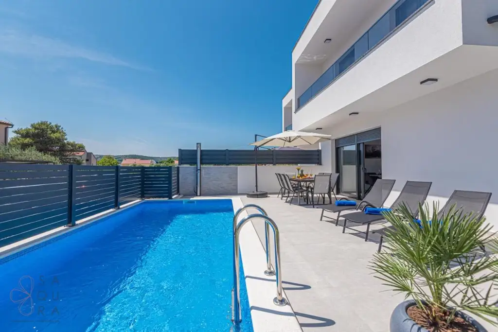 Modernes Wohndomizil mit Stil – Halbvilla mit Pool in Vodice