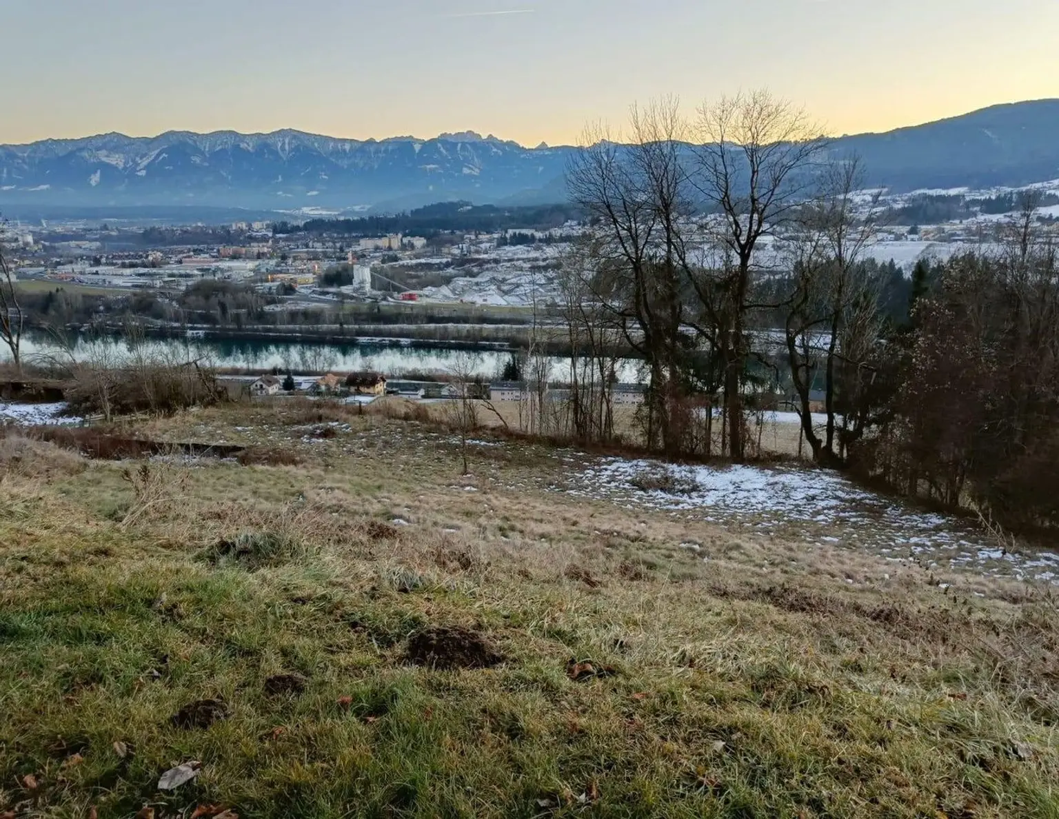Baugrund mit Bergpanorama über Villach