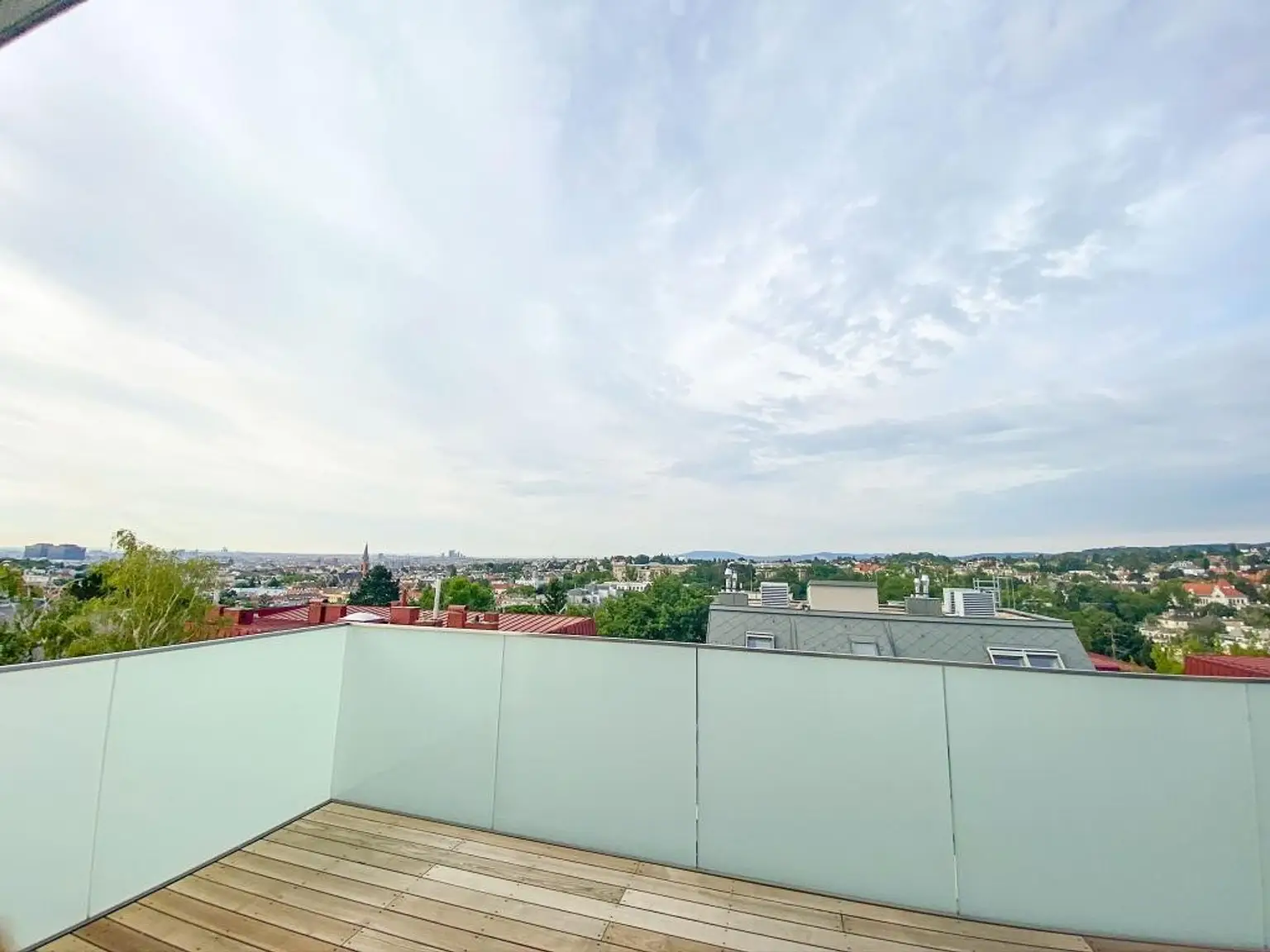 Penthouse mit Weitblick für gehobene Ansprüche // Pentzhouse with views for high demands //