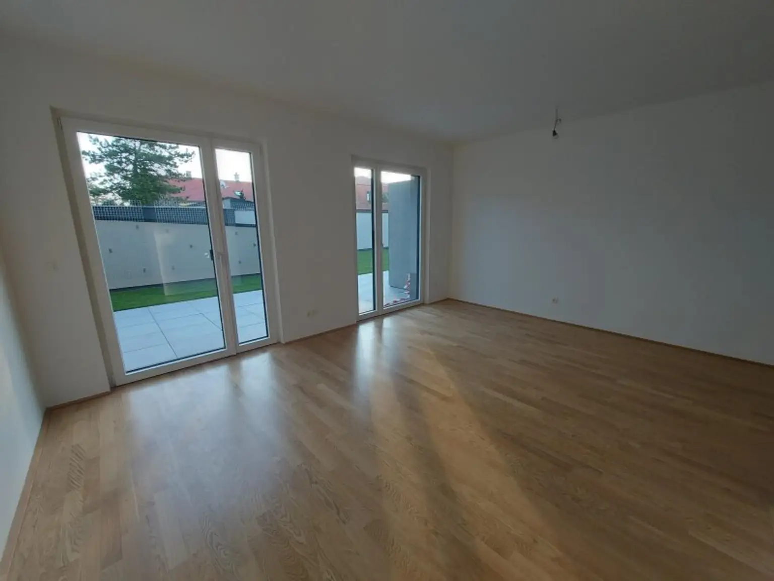 3-Zimmer-Erdgeschoßwohnung mit Terrasse und Tiefgaragenstellplatz (Top 02)
