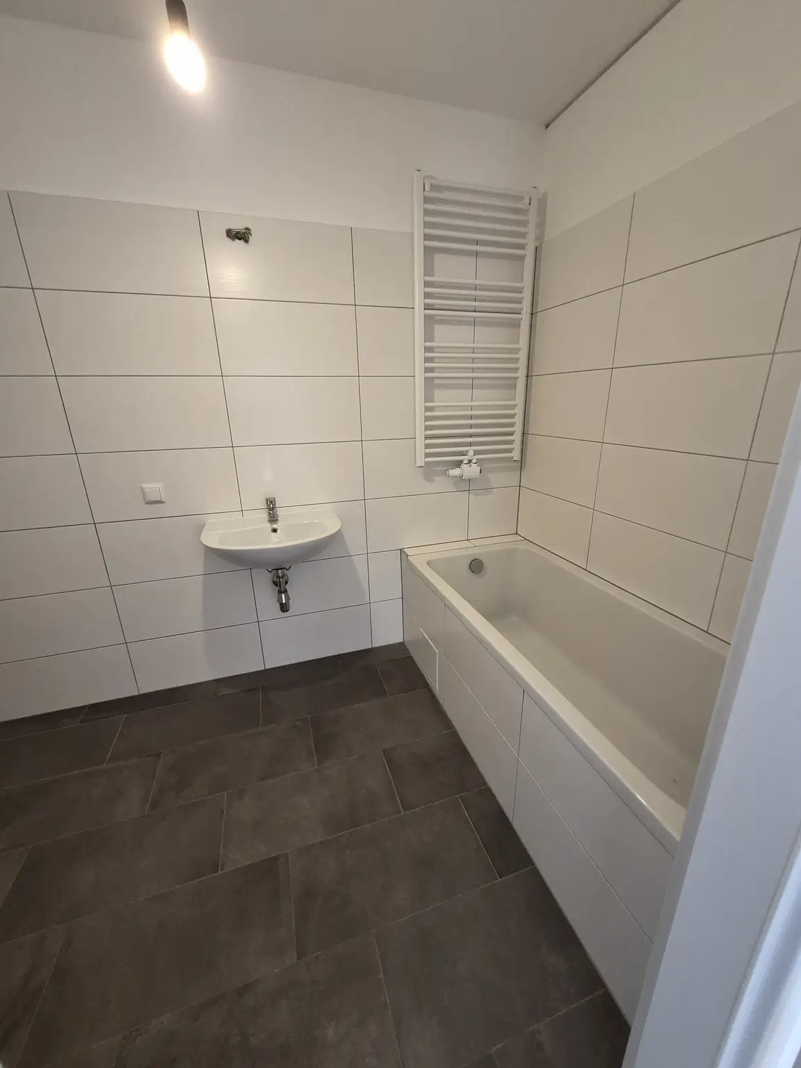 Neubau: Besonders ansprechende 54 m² 2-Zimmerwohnung mit 28 m² Garten