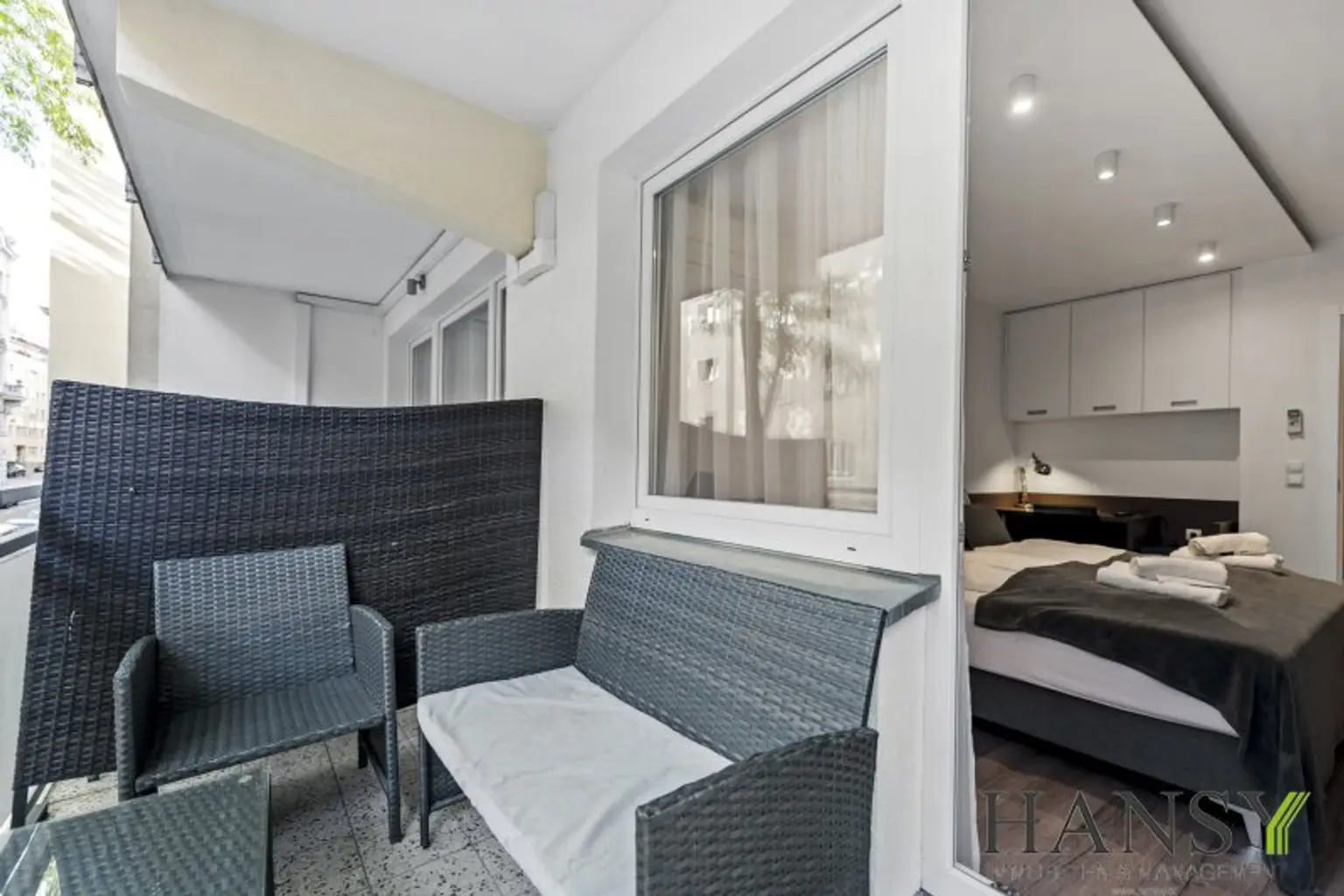 Vollmöblierte 3-Zimmer-Wohnung mit Loggia & zwei getrennt begehbaren Schlafzimmern! (WG-tauglich) 5 Gehminuten zur Mariahilfer-Straße