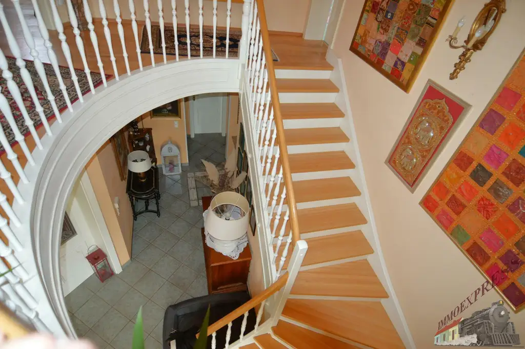 Repräsentatives Einfamilienhaus im italienischen Stil auf ca. 2.711 m²