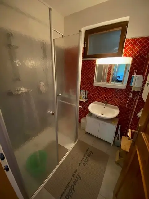 Badezimmer mit Dusche