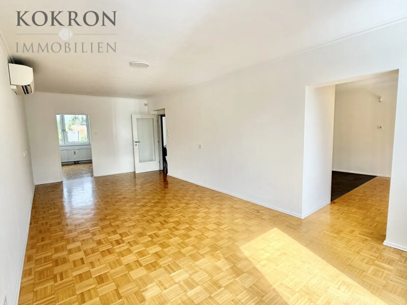 Klimatisiertes Wohnzimmer, Zugang zum Esszimmer mit Küche