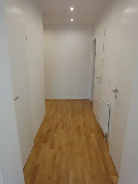 Baumeistergasse: Zwei Zimmer (zenral begehbar) mit Balkon!