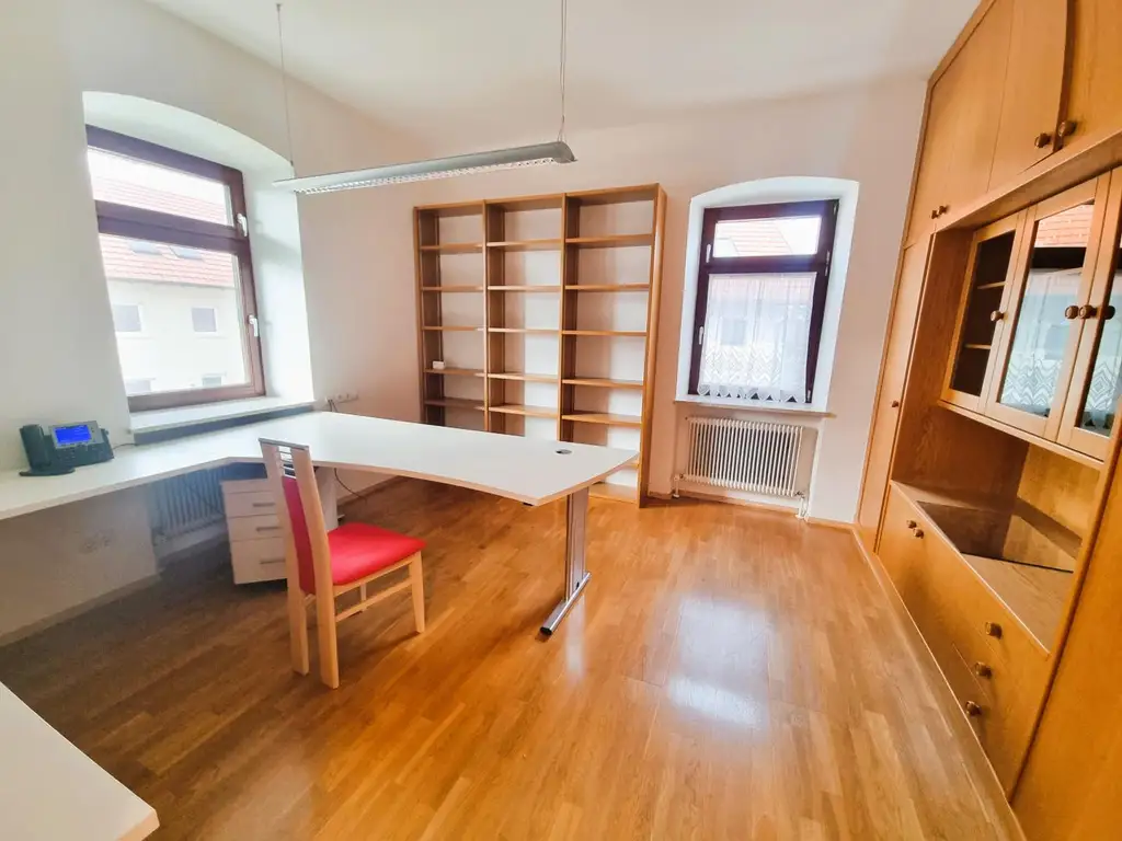 Großzügige 4-Zimmer-Wohnung im Zweiparteienhaus mit Garten und Carport