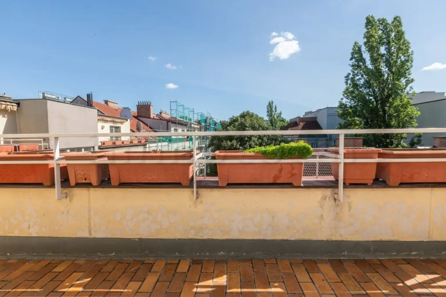 Rainergasse: Sonnige Dachgeschosswohnung mit 12 m2 Südterrasse und optionalen KFZ-Stellplätzen