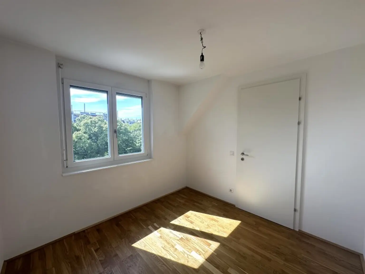 kompakte 2-Zimmer Wohnung in ruhiger Lage mit guter Infrastruktur- nahe U4 Hietzing - ab 01.09