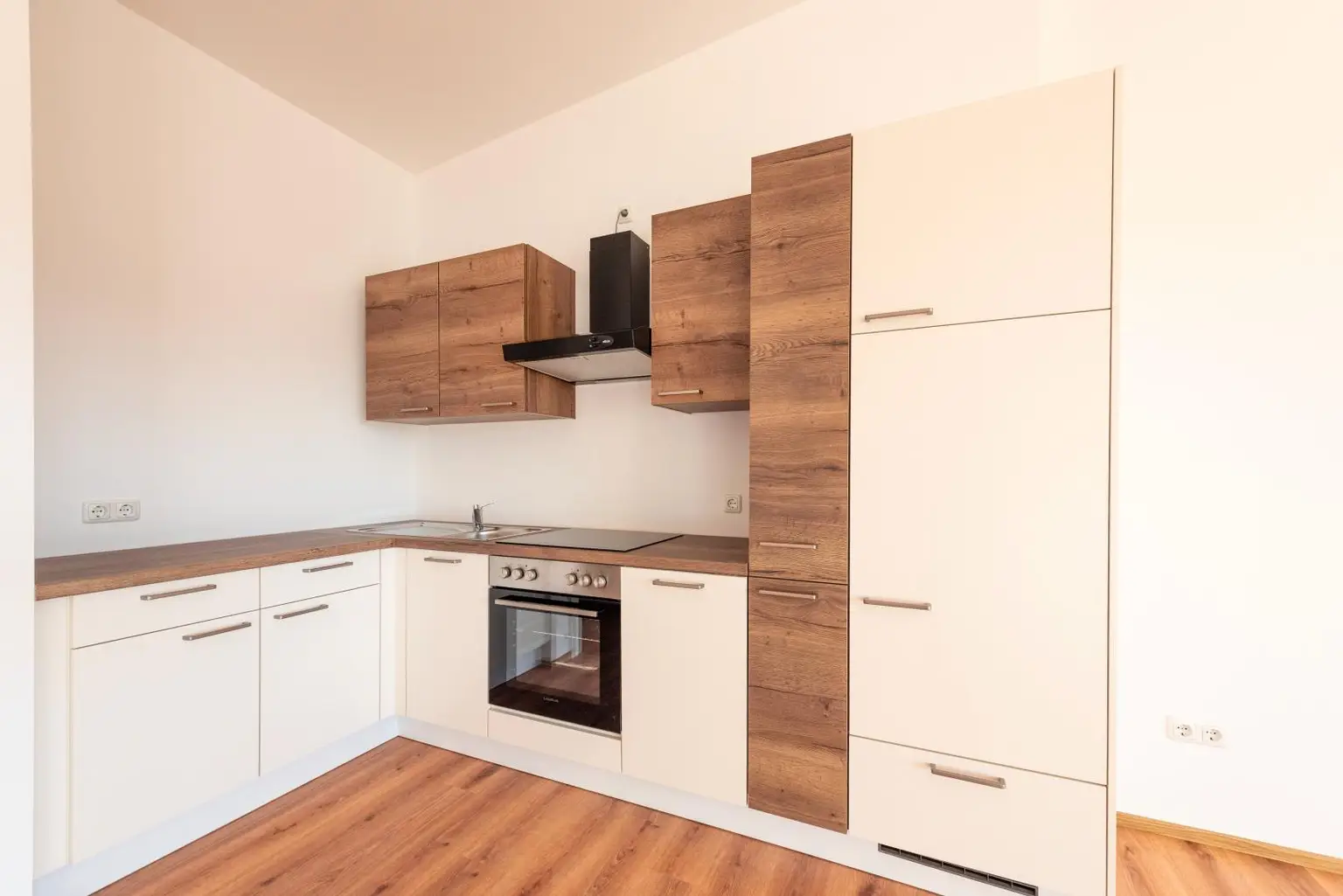 Neubau mit Qualität: Helle Wohnung mit großer, überdachter Terrasse