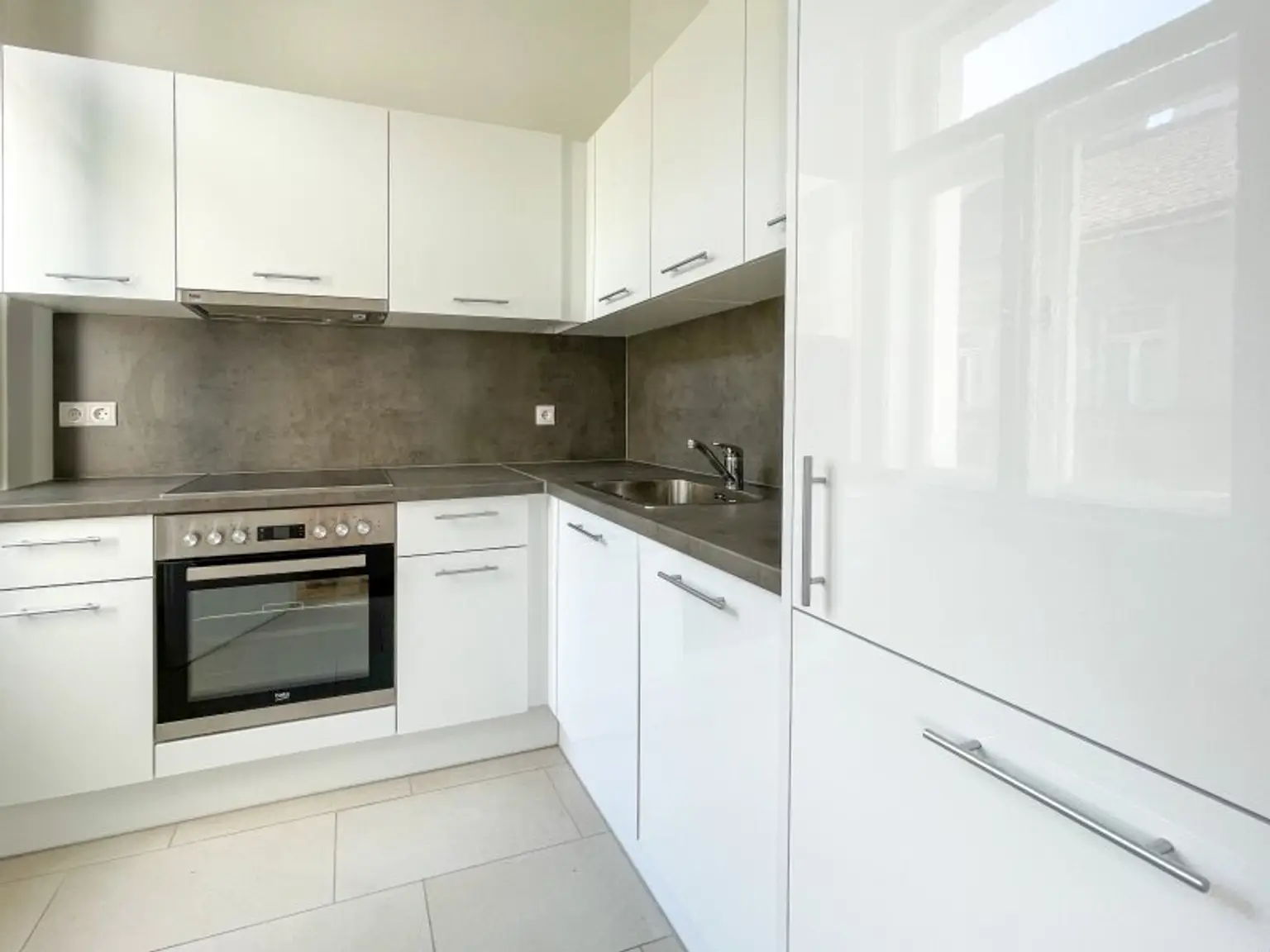 KOMPLETT HOFSEITIG: helle Stilaltbauwohnung mit separater Küche