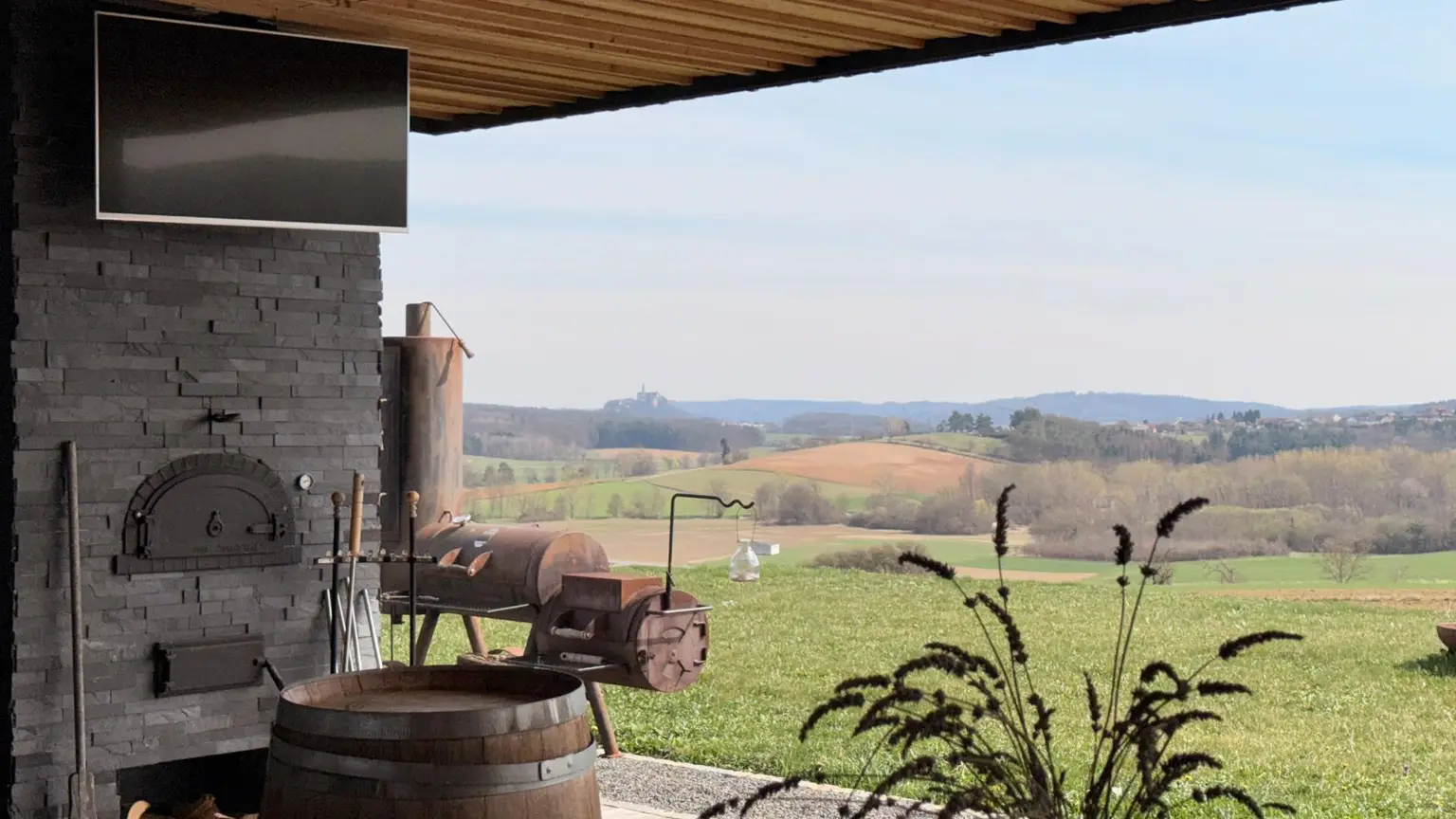 Pizzaofen auf der Terrasse mit Burgblick