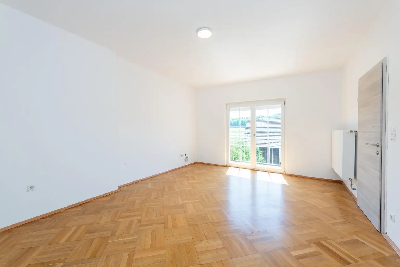Einfamilienhaus mit großem Grundstück und Nebengebäuden