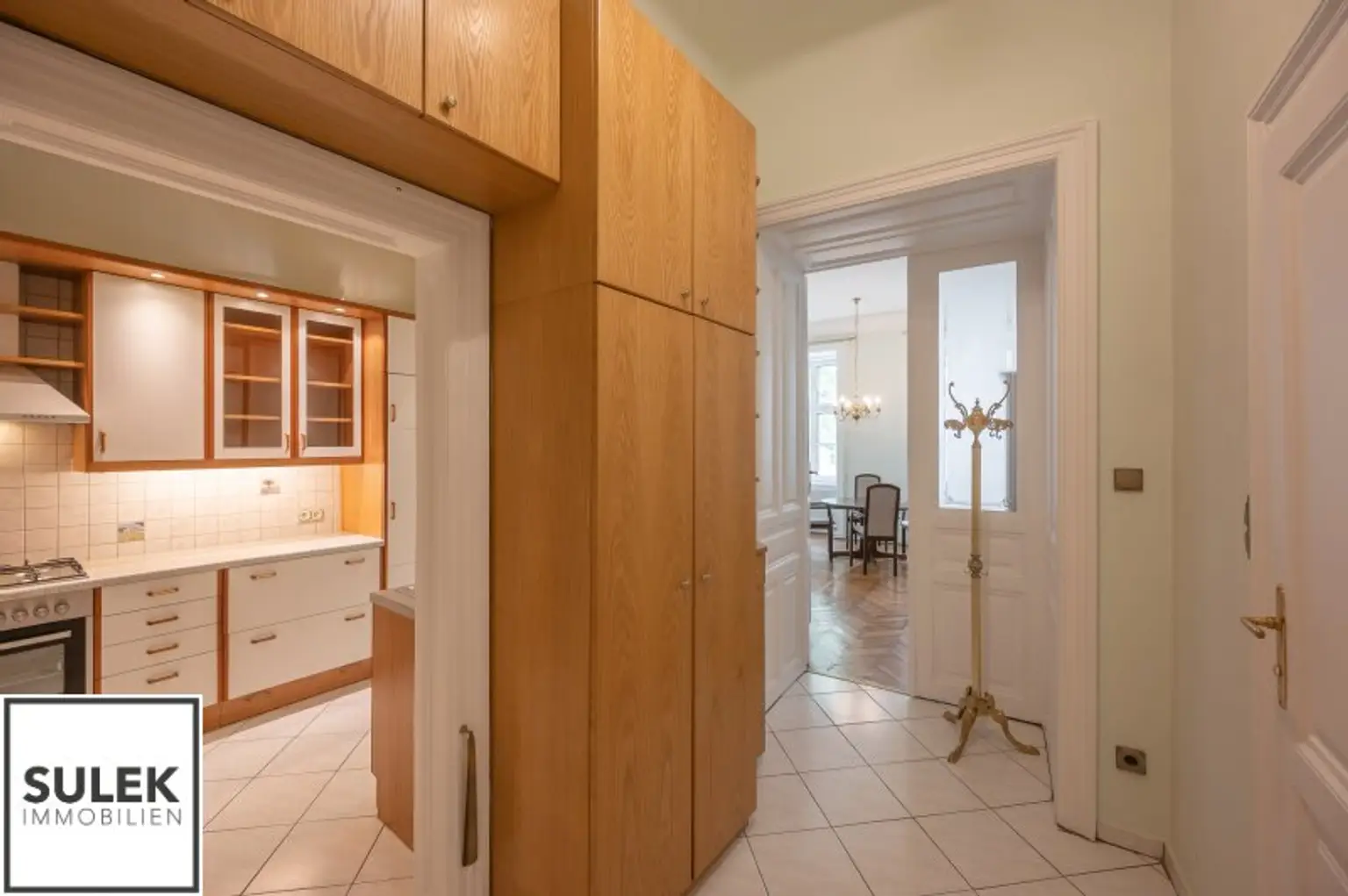 ab 1.11.2025: möblierte 2-Zimmer-Altbau-Wohnung (furnited one bedroom apartment) in zentraler & ruhiger Lage