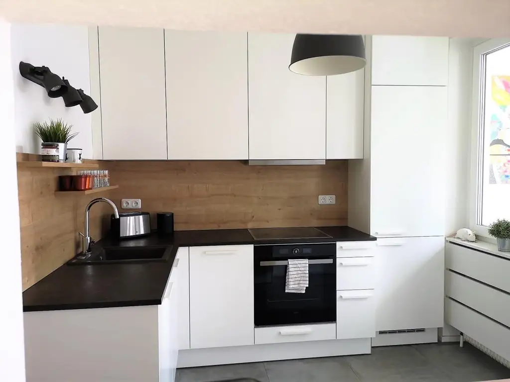 Moderne, hochwertig sanierte 3 Zimmer Wohnung mit verglaster Loggia, Keller und Garagenplatz